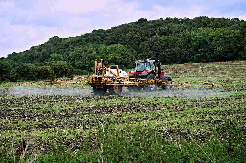 cesta organica trator aplicando agrotoxico