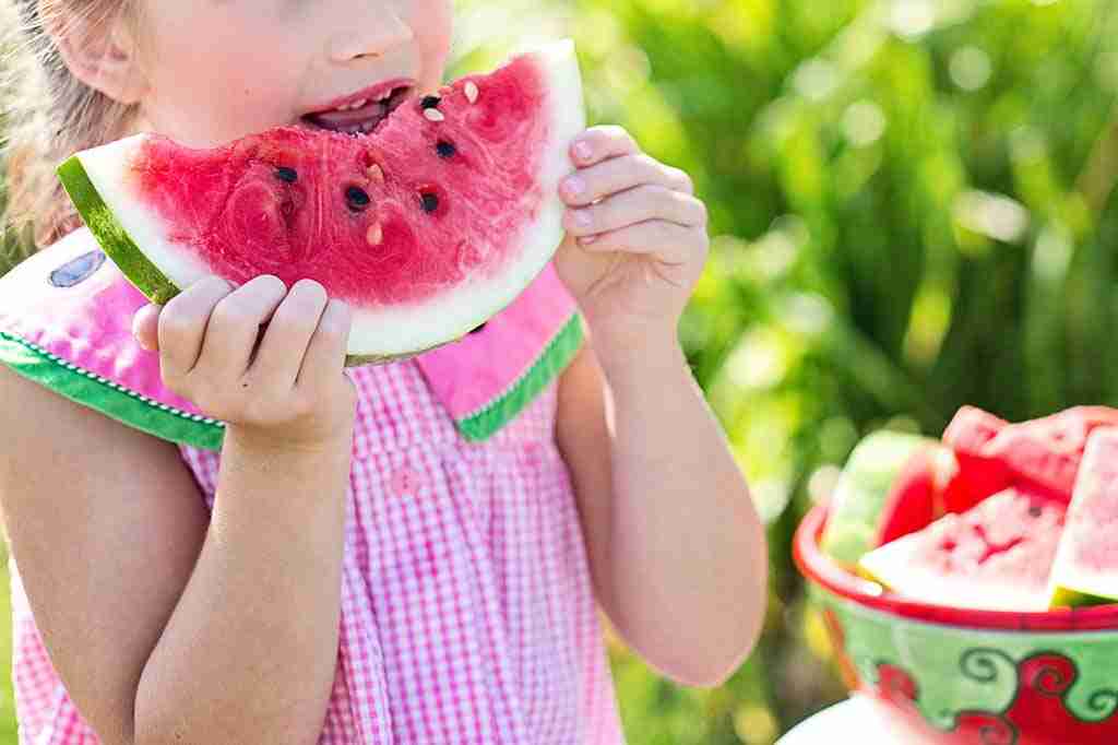 cesta organica menina comendo melancia - vitamina A