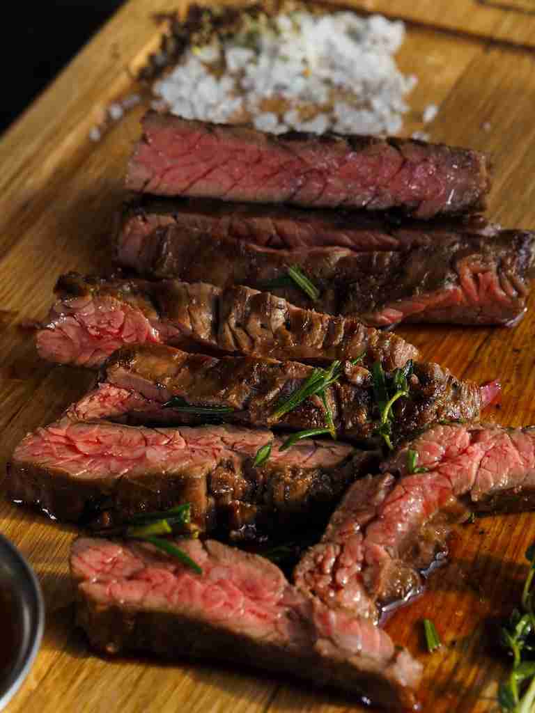 cesta organica carne vermelha assada cortada