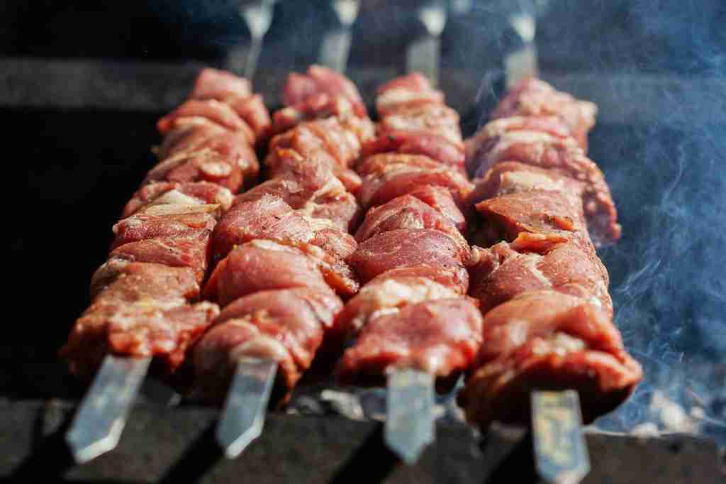 cesta organica carne vermelha sendo assada no espeto