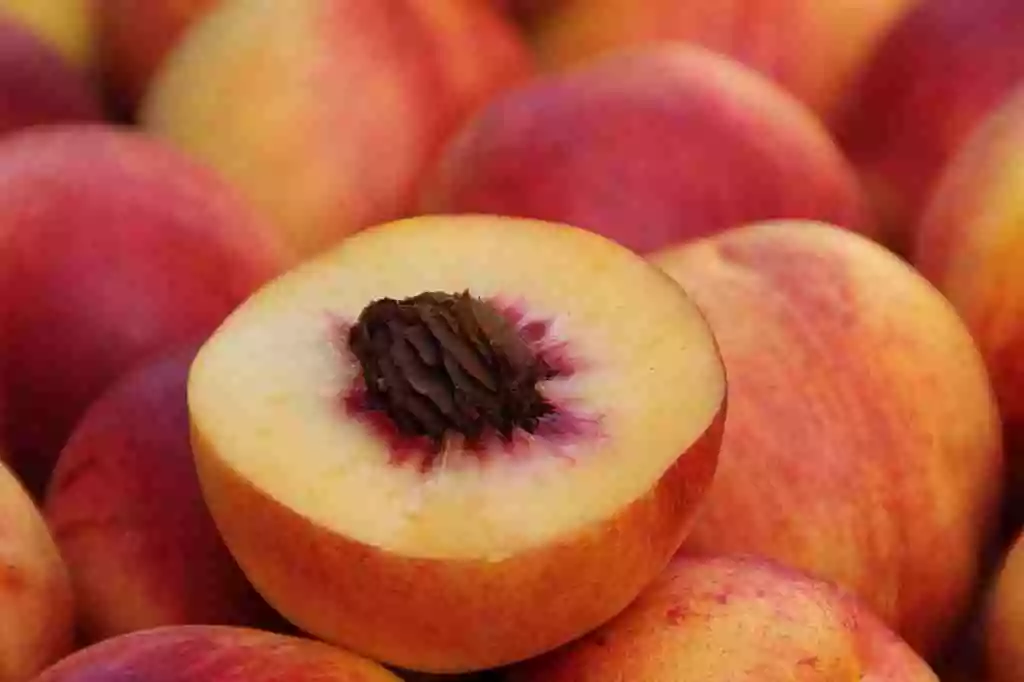 cesta organica pessego cortado ao meio