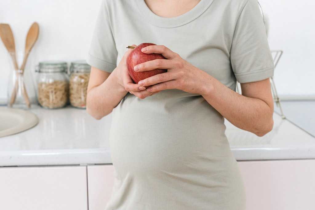 cesta organica mulher gravida comendo maca